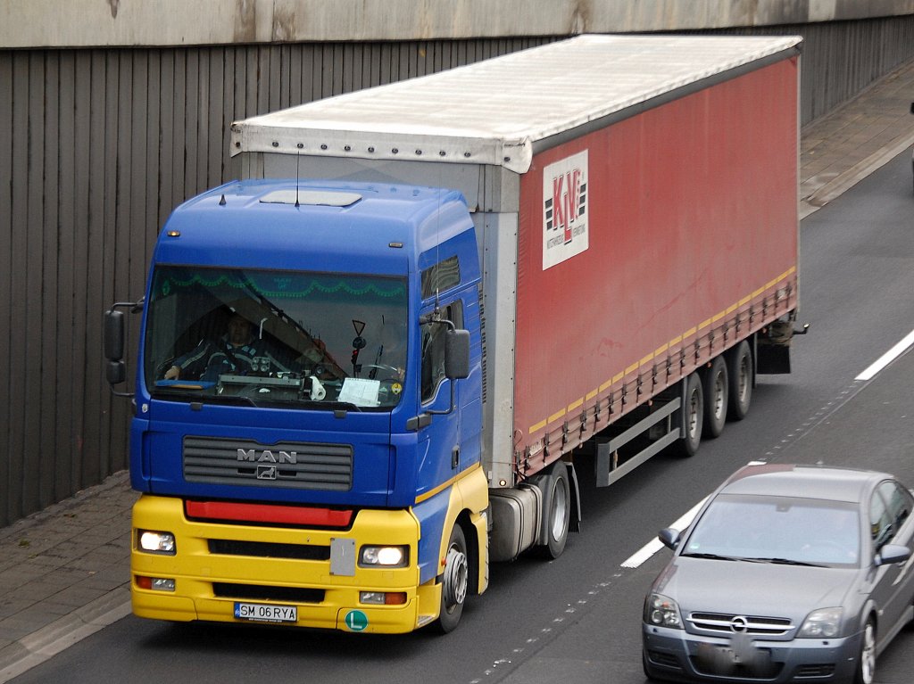 Auff�llig bunte MAN Zugmaschine als Sattelzug der Fa. KLV, 22.10.10 Berliner Stadtautobahn H�he Knobelsdorffstr. 