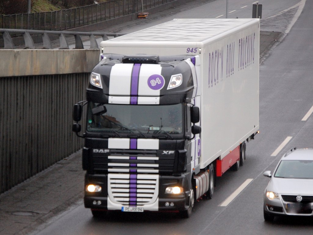 Auff�llige DAF XF Zugmaschine mit Auflieger mit der Aufschrift ROCK&acute;N ROLL TRUCKING (wahrscheinlich f�r Rockkonzerte), 13.01.11 Berliner Stadtautobahn H�he Knobelsdorffstr.
