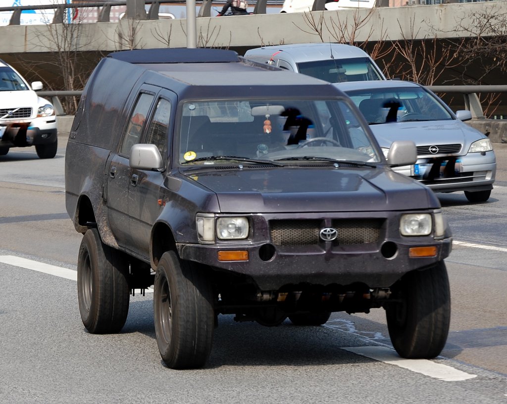 Aufgetunter Toyota Pickup Typ? mit extra h�hergelegtem Fahrgestell, 06.04.09 Berliner Stadtautobahn H�he Knobelsdorffstr. 
