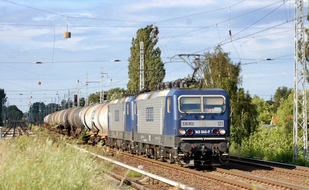 Aufnahme leider unscharf, RBH 121/143 048-7 (91 80 6143 048-7 D-RBH) + RBH 112/143 638-5 (91 80 6143 638-5 D-RBH) am 11.07.12 Berlin-Karow mit Kesselwagenzug.