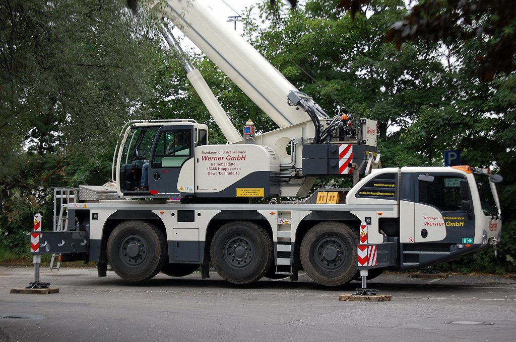 Aus der All Terrain Krane Serie von TEREX, der recht neue moderne Challenger 3160 der Fa. Werner GmbH Fahrzeugkran am 03.08.12 N�he S-Bhf. Berlin Landsberger Allee.