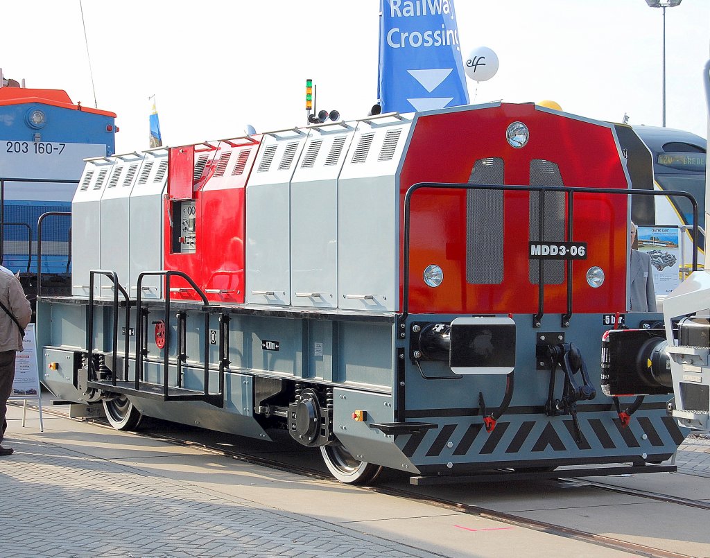 Aus Bulgarien der Fa. EXPRESS SERVICE stammt dieser dieselhydraulische Lokaufbau mit der Bezeichnung MDD3-06, wenn ich die Sache richtig begriffen habe?, setzt man da ein F�hrerhaus noch rauf, 24.09.10 InniTrans 2010
