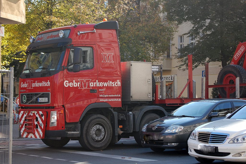 Aus dem Begleittro� des TEREX AC500-2 Fahrzeugkrans der Fa. Gebr.Markewitsch ist dieser VOLVO 520 EURO 5 Schwerlast-LKW mit Hydraulikgreifarm, 23.10.10 Berlin-Baumschulenstr. 