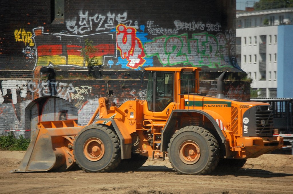 Aus dem S-Bahnfenster heraus, der gro�e VOLVO L150F der Baufirma KEMMER, 05.06.10 Gro�baustelle Berlin-Ostkreuz. 