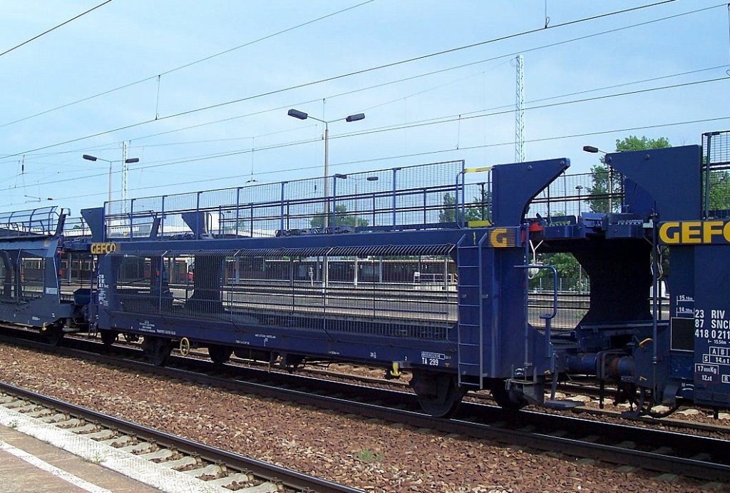 Autotransportwagen aus Frankreich mit zwei Rads�tzen der Fa. GEFCO mit der Nr. 23 RIV 87 SNCF 418 0 313-0(P) im Sommer 2007 Bhf. Flughafen Berlin-Sch�nefeld.