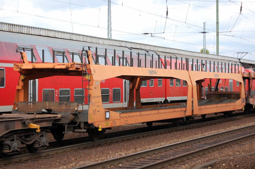 Autotransportwagen der italienischen Fa. SITFA (Societ� Italiana Trasporti Fertoviari Autoveicoli) in Frankreich eingestellt mit der Nr. 23 RIV 87 F 427 1 611-7 in orange, 18.08.10 Bhf. Flughafen Berlin-Sch�nefeld.