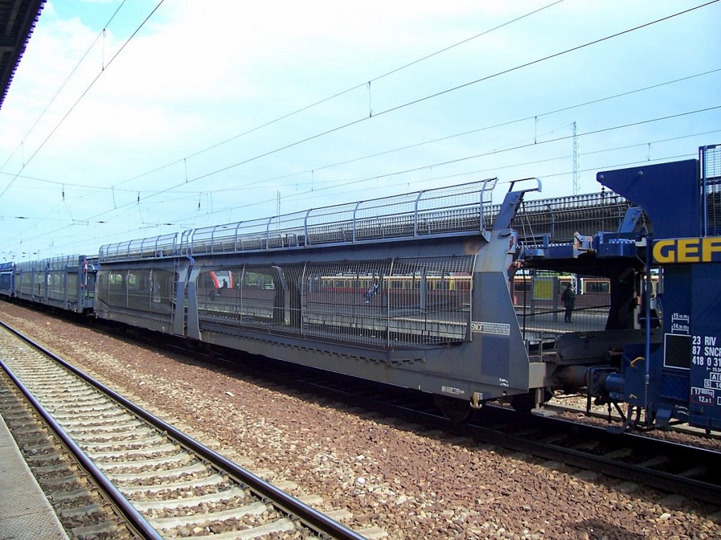 Autotransportwageneinheit aus Frankreich der Fa. GEFCO mit der Nr. 43 81 SNCF 427 3 602-0(P) im Sommer 2007 Bhf. Flughafen Berlin-Sch�nefeld.