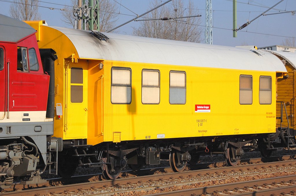 Bahndienstwagen in einem Gleisbauzug der DB Bahnbau Gruppe (ex DGT) als Wohnschlafwagen eingestellt mit der Nr. 75 80 2329 177-9 D-DGT am 22.02.11 Bhf. Flughafen Berlin-Sch�nefeld.