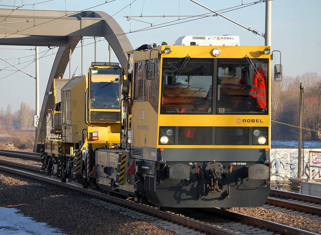 BAMOWAG 54.22 v�n R�bel und SKL 26 der BD Netz Instandsetzung bei eiliger Fahrt in die Berliner Innenstadt, 10.01.11 Berlin-Pankow.