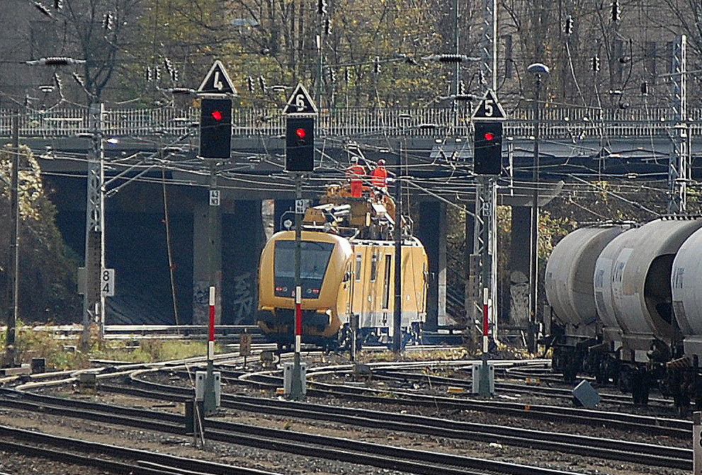 Bauarbeiten der Bahnanlagen ohne Ende in Berlin und rundherum und kein Ende in Sicht, im Moment wird auch der geduldigste und wetterbest�ndigste Trainspotter auf eine harte Probe gestellt, da man kaum mal geplant irgendwelche Z�ge vor die Linse bekommt oder diese schon wieder an irgendeiner Stelle Berlin umfahren. Hier Berlin Greifswalder Str. war ein DB HIOB im Einsatz an der Oberleitung, somit umfuhren ein Gro�teil der Z�ge aus Rummelsburg kommend den Innenring und kamen nord�stlich �bers Karower Kreuz Berlin zu den Innenstadtbahnh�fen, 14.11.10