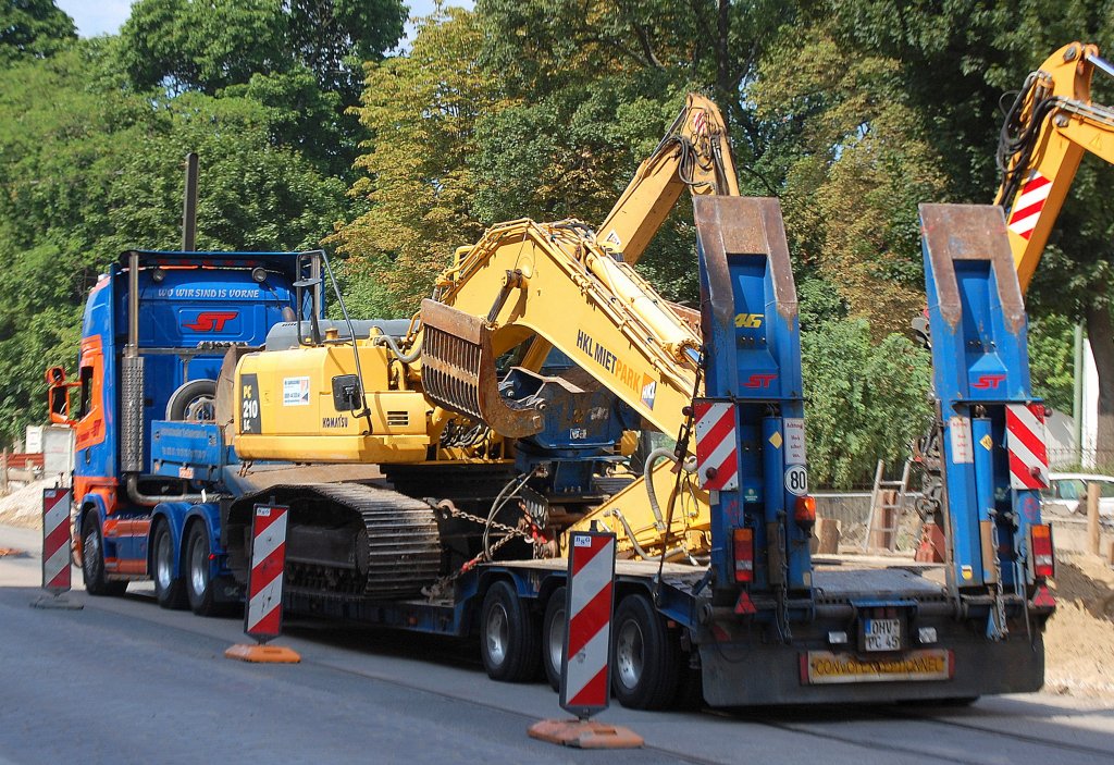 Baumaschinentransport mit Scania Zugmachine von der Fa SCHILLER TRANSPORTE mir einem HKL KOMATSU PC210LC Leasingraupenbagger auf der Tiefladebr�cke am 19.07.10 Berliner Str. Berlin-Pankow.