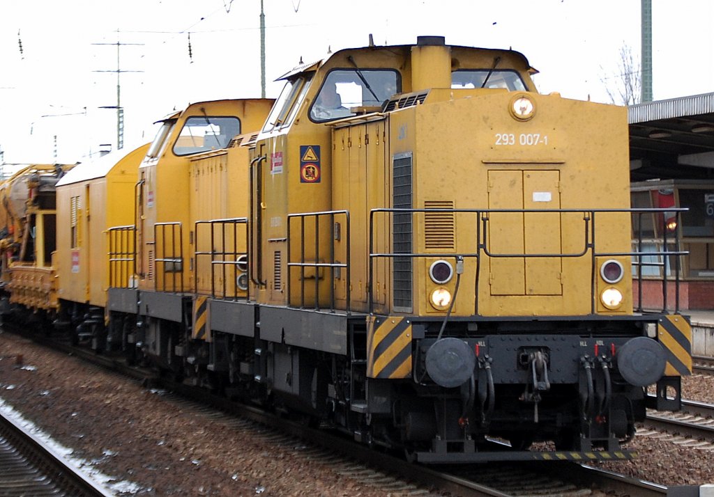Bauzug der DB Bahnbaugruppe (DGT) mit 293 007-1 (92 80 1293 007-1 D-DGT) + 92 80 1293 011-3 D-DGT  Lok 9  mit Bauaufenthaltswagen und Materialf�rder- und siloeenheiten vom Typ MFS 100 von P&T, 15.02.12 Bhf. Flughafen Berlin-Sch�nefeld.