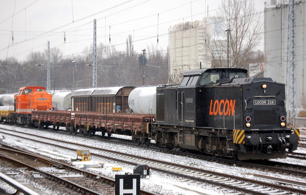 Bauzugeinsatz mit LOCON 218 (92 80 1203 124 3D-LOCON) und dahinter mittig LOCON 216 (92 80 1203 142-5 D-LOCON) am 26.11.10 Berlin Greifswalder Str. 
