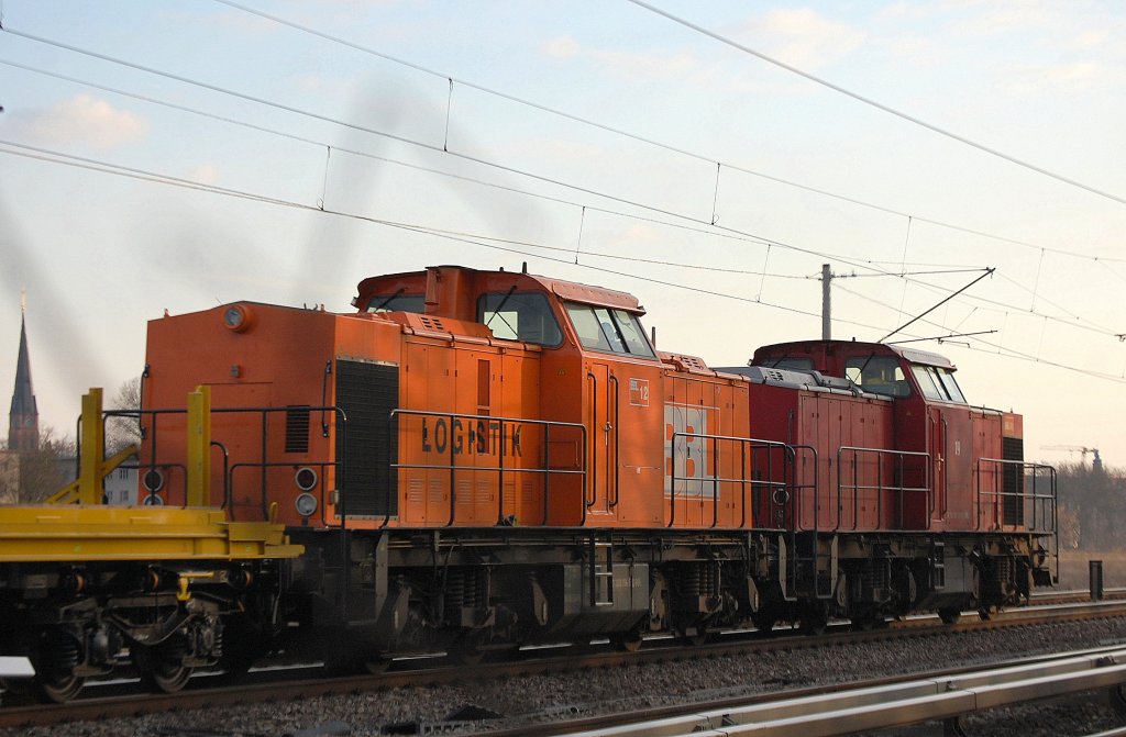 BBL 08/19 (92 80 1203 121-9 D-BBL) + BBL 12 (92 80 1203 156-5 D-BBL, LEW Bj.1972) Doppeltraktion mit einem Ganzzug Oberbaustoffwagen mit Fertiggleisen, 05.04.12 Berlin-Heinerdorf Richtung Innenstadt.
