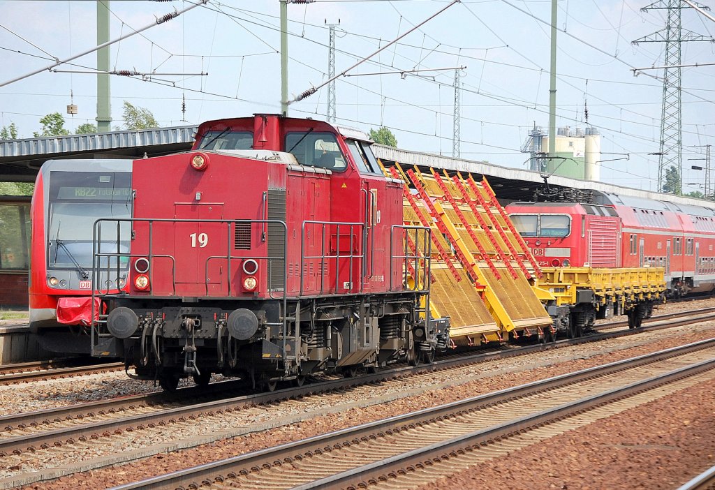 BBL Lok 19 (92 80 1203 121-9 D-BBL) mit kleinem Bauzug, u.a. Spezialtransportwagen f�r Weichen ohne Beladung, 06.06.11 Bhf. Flughagen Berlin-Sch�nefeld.