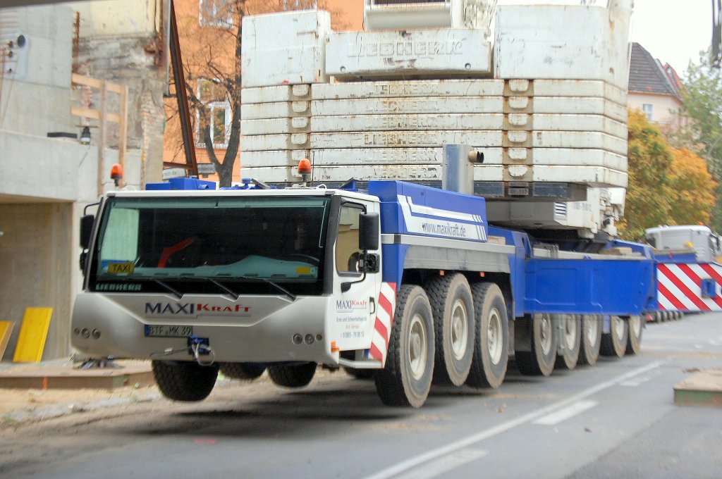 Beeindruckendes Unget�m, diser achtachsige LIEBHERR LTM 1500-8.1 der Fa. MAXIKRAFT, 25.10.08 Berlin-Baumschulenweg. 