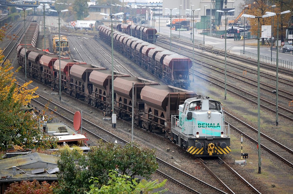 BEHALA Lok 10 (Typ KM M800BB) zieht einen Ganzzug entleerter Sch�ttgutwagen mit der Lok 232 209-7 vom Rangiergel�nde des Berliner Westhafen, 22.10.12 