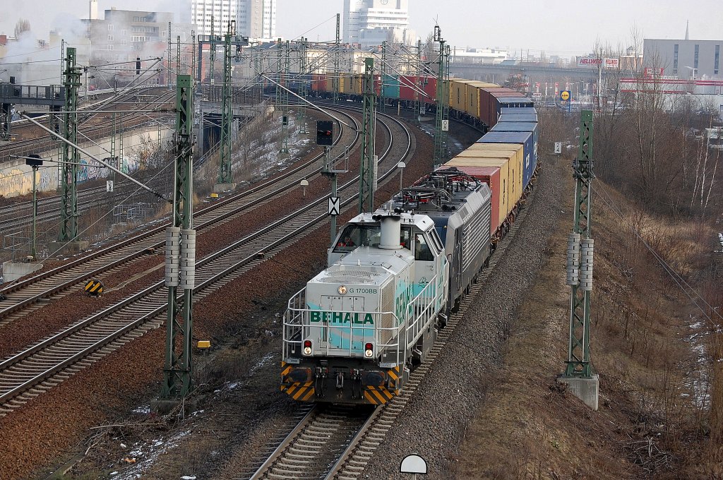 BEHALA Lok 277 406-5 zieht die CTL-Lok ES 64 F4-209 mit Containerzug zu den DB-Gleisanlagen des ehemaligen Gbf.Berlin-Moabit, 13.02.13