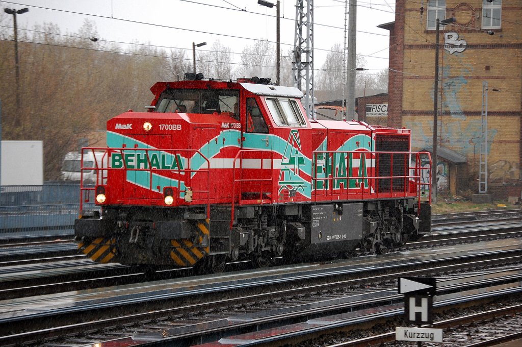 BEHALA Lok (92 80 1277 805-8 D-VL) am 30.03.12 bei str�menden Regen Richtung Berlin-Lichtenberg, Berlin Greifswaldr Str.