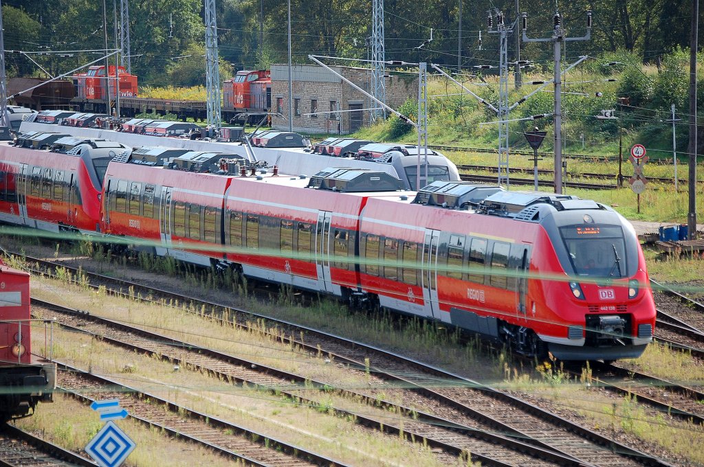 Bei 442 138 f�hren Mitarbeiter immer noch Funktionstests durch, 10.09.12 RLCW in Elstal.