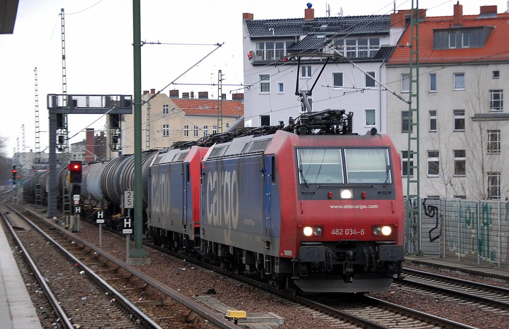Bei anhaltender Schlechtwetter-Periode in Berlin lassen sich im Moment kaum brauchbare Bilder ablichten. Hier zieht SSB-Cargo Mietlok Re 482 034-6 eine Schwesterlok Re 482 ???-? mit Kesselwagenzug Richtung Berlin-Spandau, 04.01.13 Berlin-Wedding. 