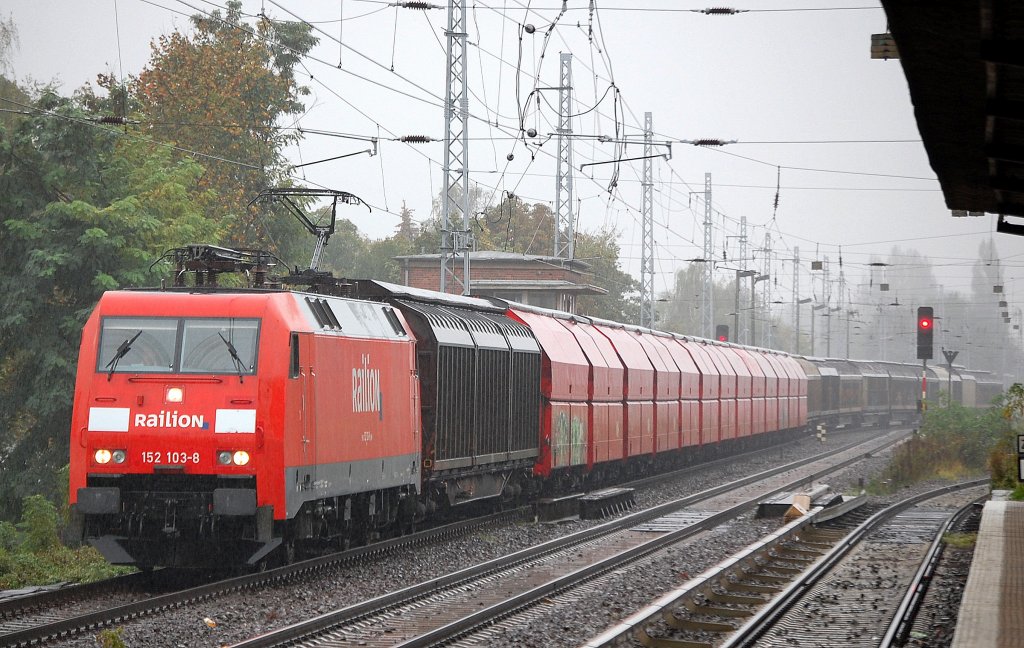 Bei Dauerregen kommt 152 103-8 mit gemischtem G�terzug das Karower Kreuz Berlin hinaufgefahren Richtung Bernau, 11.10.11 