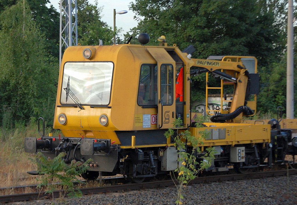 Bei der DB Netz Instandsetzung sind noch viele Gleiskraftwagen der Gleisbaumechanik Brandenurg vom Typ GAF 100 R im Einsatz, am 08.07.10 zog dieser mit einem PALFINGER Hydraulik-Greifarmaufsatz einen Niederbordwagen und einen zweiten GAF 100 R �ber ein Nebengleis Berlin-Blankenburg.