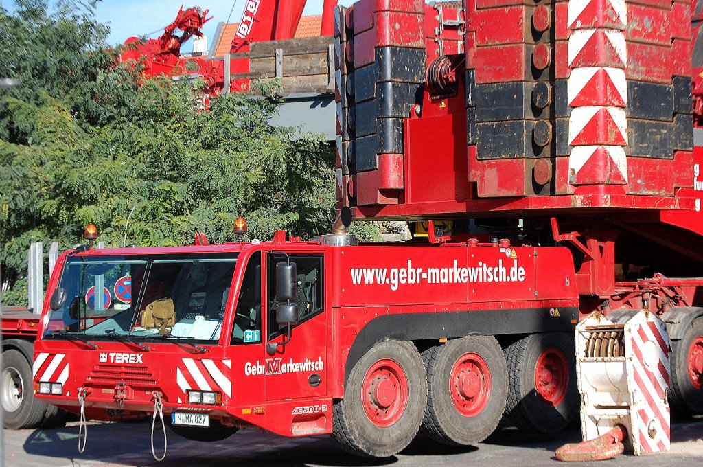 Bei dem Einsatz der neuen Bahnbr�cken auf die Fundamente am S-Bhf. Berlin Baumschulenweg war am 23.10.10 ein TEREX AC500-2 der Fa. Gebr.Markewitsch im Einsatz, ein Fahrzeugkran mit sieben Fahrzeugachsen. 