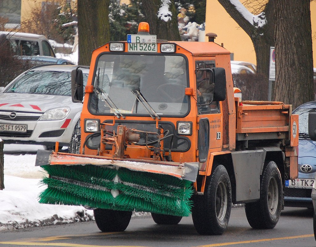 Bei diesem Kommunlafahrzeug (Ger�tetr�ger) im Winterdienst muss ich noch den Hersteller? + Typ? ermitteln, 15.02.10 Berlin-Pankow. 