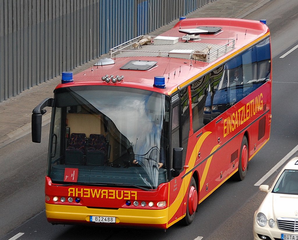 Bei Gro�sch�den- und Katastropheneins�tzen kommt der HighTec Einsatzleitwagenbus ELW 3 der Berliner Feuerwehr zum Einsatz, er ist ist mit allem ausgestattet um ein Gro�schadenereignis zu managen, 08.06.09 Berliner Stadtautobahn H�he Knobelsdorffstr. 