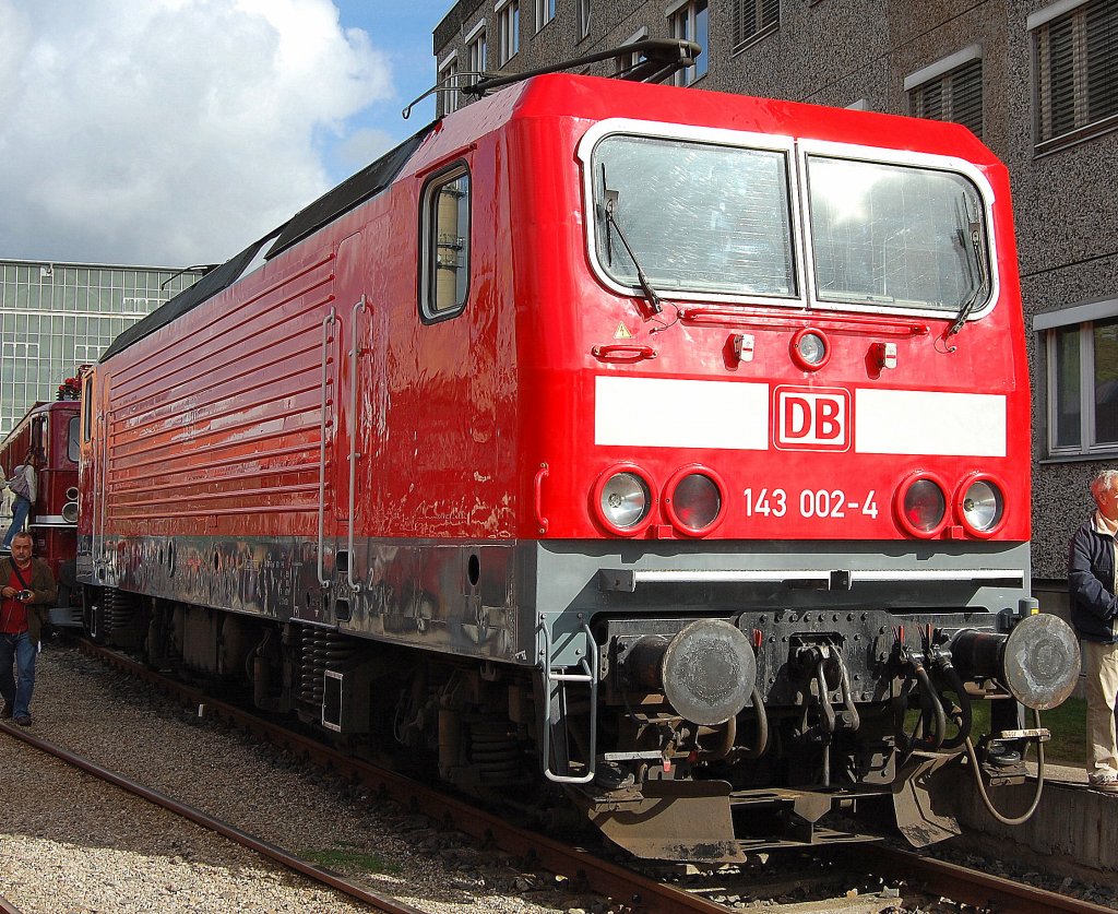 Bei der Lokparade zum 100 j�hrigen Jubil�um (Tag der offenen T�r) des Werks in Hennigsdorf, jetzt Bombardier-Werke, 143 002-4 die 1984 bei LEW in Hennigsdorf gebaut wurde, 18.09.10