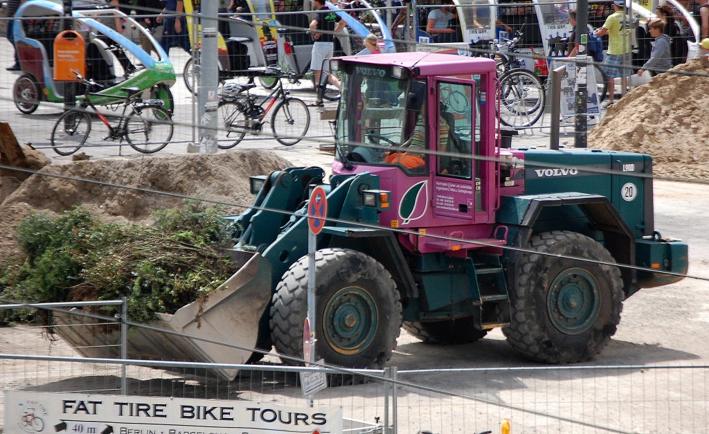 Bei der Neugestaltung des Platzes rund um den Berliner Fernsehturm im Einsatz, dieser eigenwillig gef�rbte VOLVO Radlader Typ L90D der Fa.Hartmann GmbH, 09.07.12 Berlin-Alexanderplatz. 