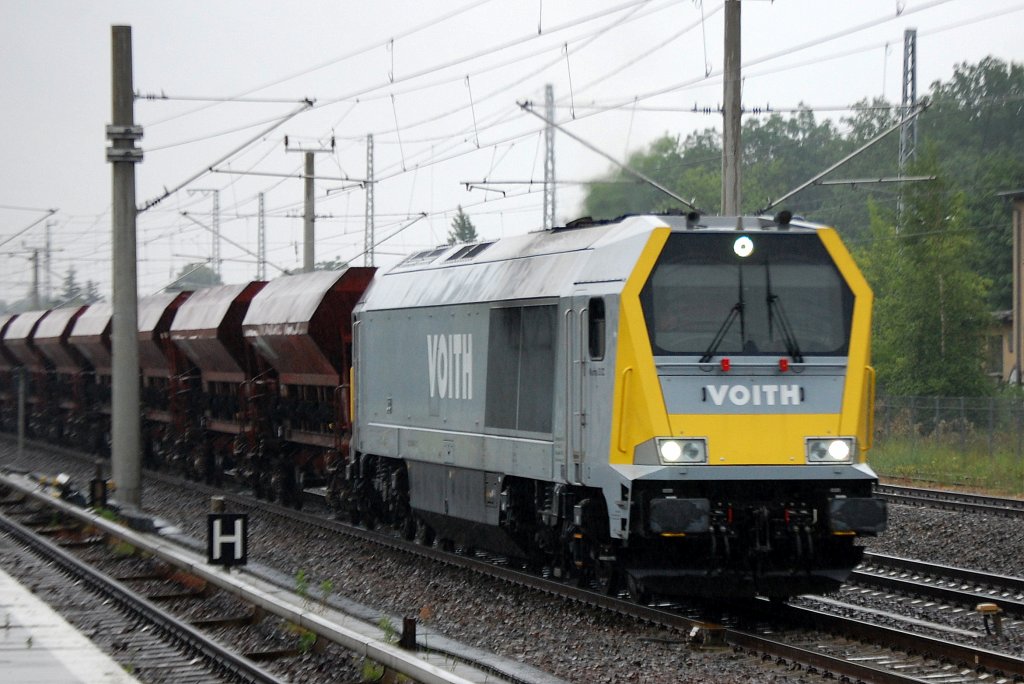 Bei str�menden Regen kam diese VOITH Maxima 30 CC mit Ganzzug Sch�ttgutwagen Richtung Innenstadt gefahren, f�r wen sie f�hrt war leider nicht ersichtlich, 20.06.12 Berlin-Blankenburg.