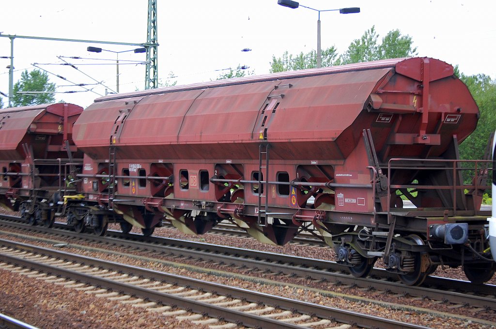 Bei �berf�hrungsfahrten gerne als Schutzpuffer genutzt, ein gedeckter Sch�ttgutwagen mit vier Rads�tzen und dosierbarer Schwerkraftentladung vom Typ Tadgs 959, im Bild der Wagen mit der Nr. 31 RIV 80 D-DB 0843 938-8, 18.08.10 Bhf. Flughafen Berlin-Sch�nefeld.
