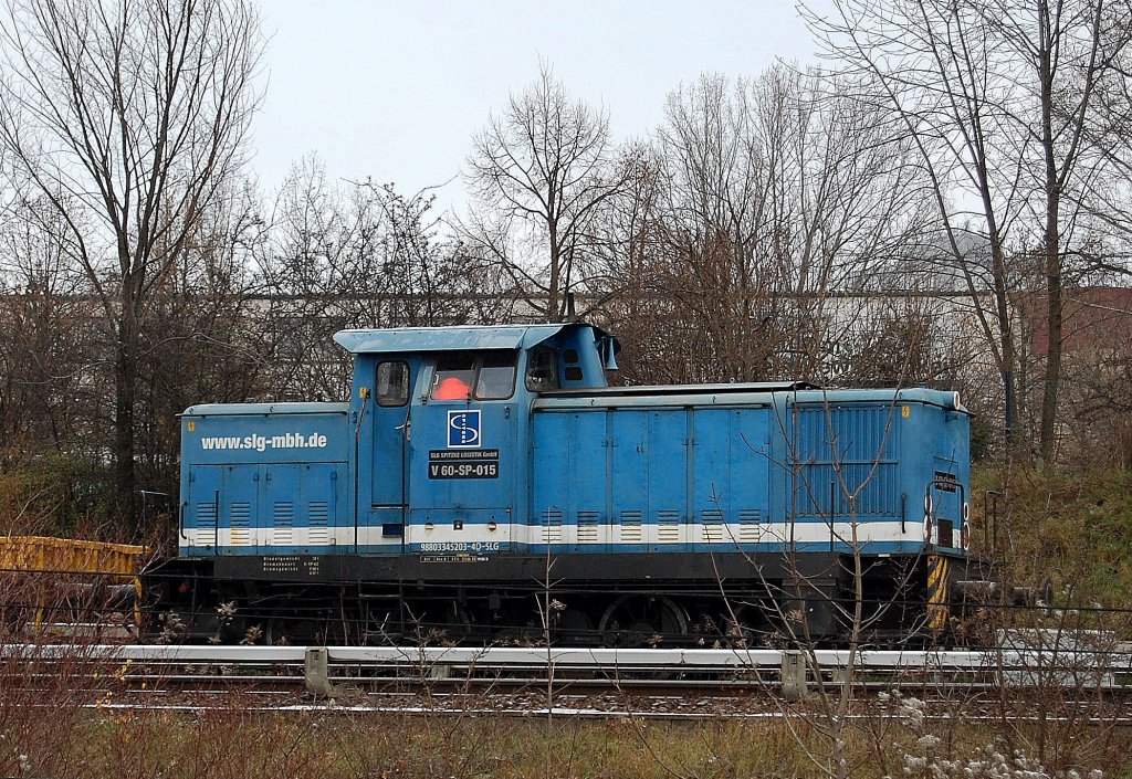Bei den umfangreichen Gleisbauarbeiten ist auch die SLG Lok V 60-SP-015 (98 80 3345 203-4 D-SLG) im Einsatz mit Spezialkran am Haken (leider nicht im Bild), 27.11.10 direkt N�he S-Bhf. Berlin Storkower Str.