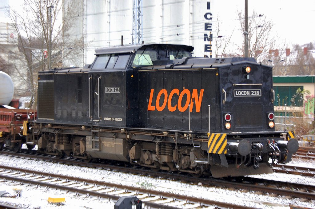 Bei den umfangreichen Gleisbauarbeiten auf dem Berliner Innenring zwischen Berlin Lichtenberg und Berlin Bornholmer Str. sind wie so oft LOCON Loks im Einsatz, hier LOCON 218 (92 80 1203 124 3D-LOCON), 26.11.10 Berlin Greifswalder Str.  