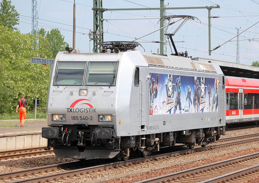 Bekannte TXL Lok mit dem Kassel Huskies-Logo an beiden Seiten, die 185 540-2 (91 80 6185 540-2 D-TXL, Bombardier Bj.2004) ist inzwischen schon l�ngere Zeit an die Fa. Raildox vermietet und f�hrt Holztransporte, hier auf Leerfahrt am 19.05.11 Bhf. Flughafen Berlin-Sch�nefeld. 
