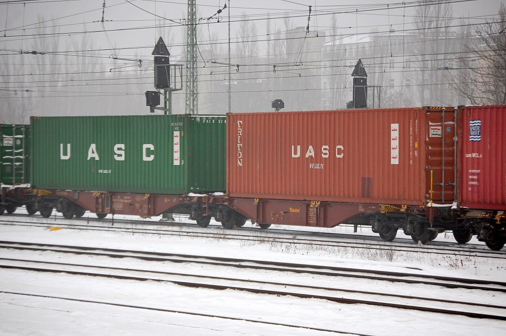 Belgische Containertragwageneinheit eingestellt mit der Nr. 33 TEN RIV 88 B-TOUAX 4962 515-1 Sggmrss90, 23.12.10 Berlin-Beusselstr.
