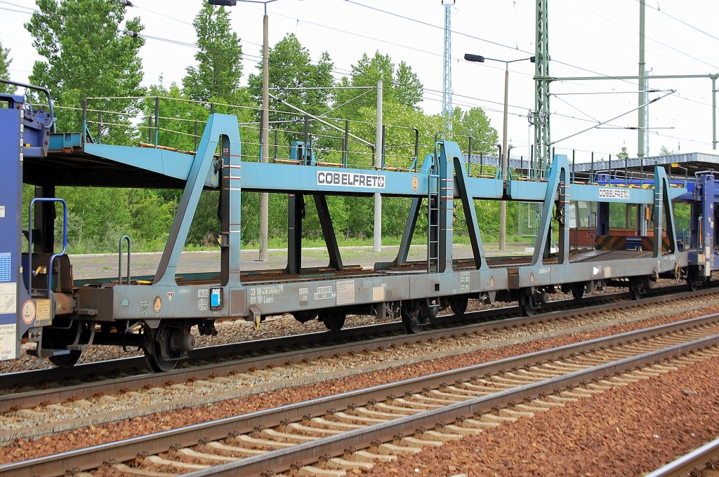 Belgische PKW Transportwageneinheit vom Einsteller COBELFRET RAIL NV eingestellt mit der Nr. 23 RIV 88 B 436 3 484-7 Laaers am 19.05.11 Bhf. Flughafen Berlin-Sch�nefeld.
