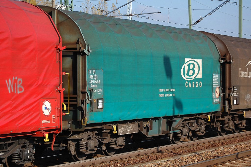Belgischer Coiltransportagen mit Planenabdeckung eingestellt mit der Nr. 31 RIV 88 B (B) 467 0 449-8 Shimmns der B CARGO am 31.10.09 Bhf. Flughafen Berlin-Sch�nefeld.