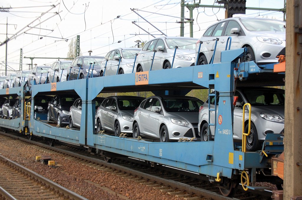 Belgischer PKW-Doppelstocktransportwagen vom Einsteller SITFA eingestellt mit der Nr. 23 RIV 88 B 425 9 095-8(P) Laekks beladen mit fabrikneuen Ford Focus, 16.04.11 Bhf. Flughafen Berlin-Sch�nefeld.