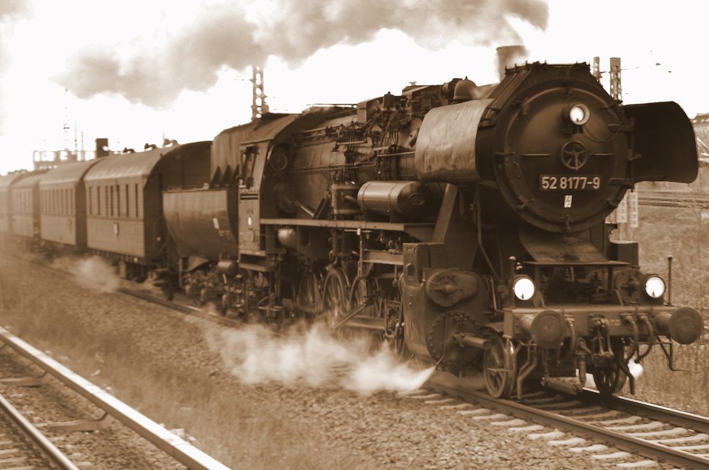  Berlin macht Dampf  mit der 52 8177-9 der Dampflokfreunde Berlin Richtung Brandenburg zum Stra�enumzug der Weihnachtsm�nner am 03.12.11 Berlin-Westhafen.