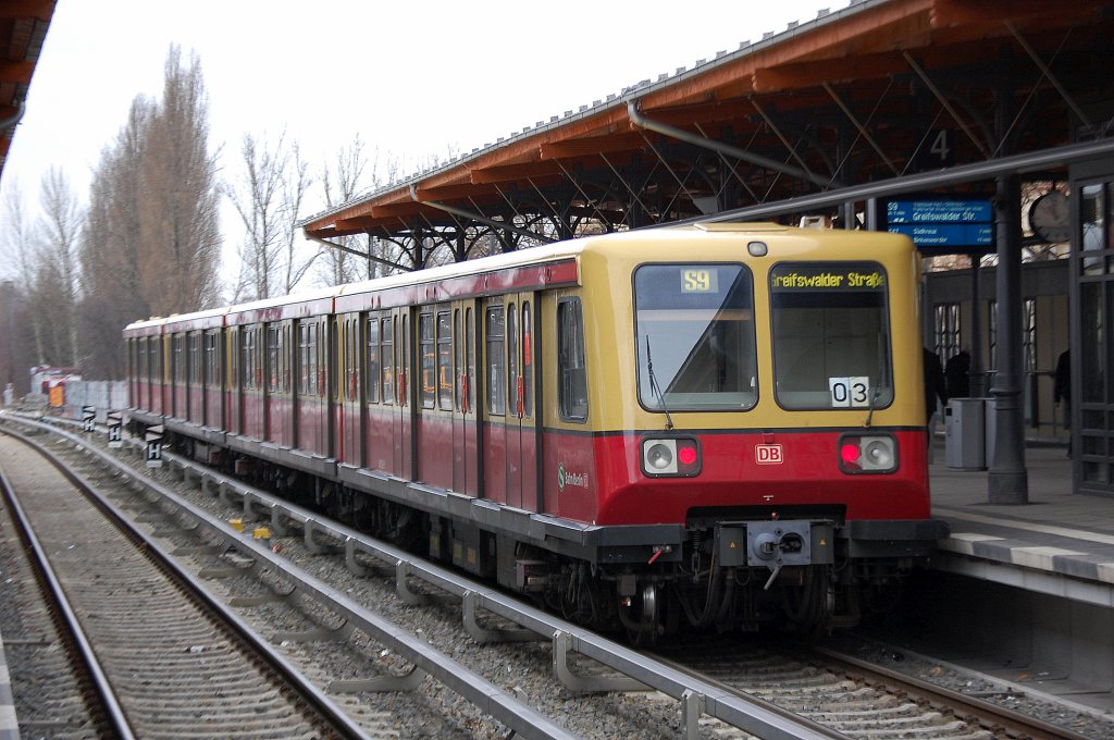 Berliner S-Bahn der BR 485 auf der Linie S9 Richtung Berlin Greifswalder Str. am 07.02.11 S-Bhf. Berlin Baumschulenweg.