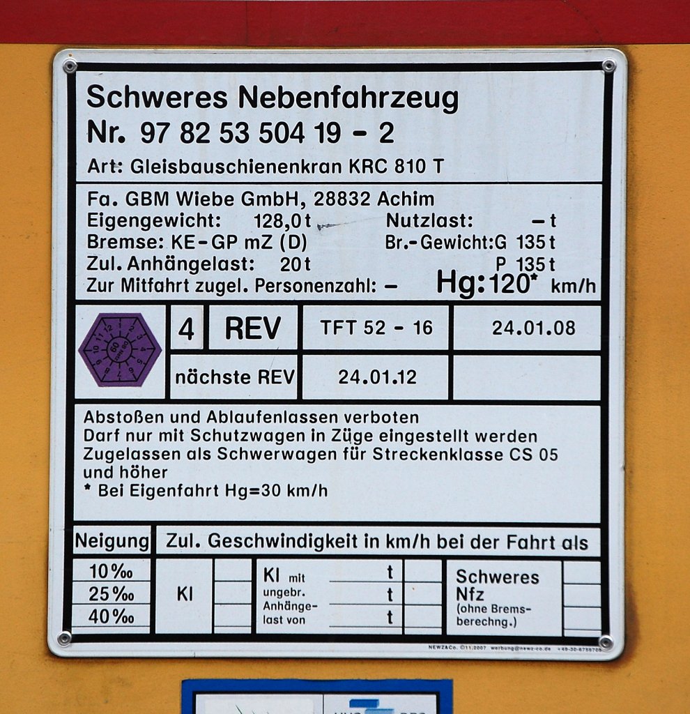Beschreibungs- und Registriertafel des H.F. Wiebe Gleisbauschienkrans KRC 810 T am 19.07.08 im Bhf. Flughafen Berlin-Sch�nefeld.
