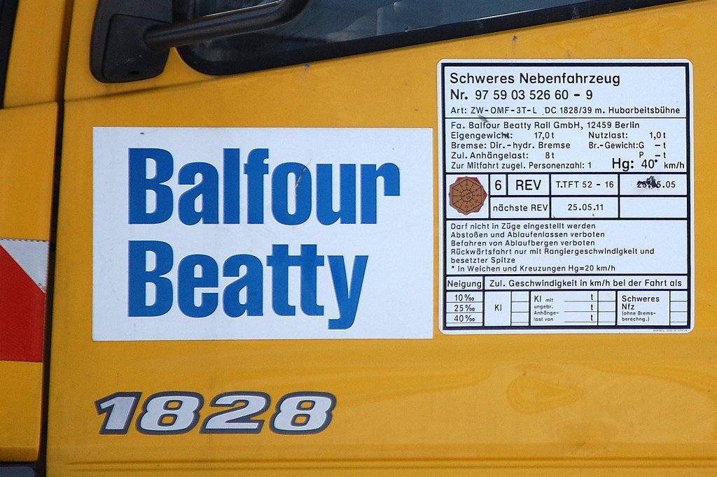Beschreibungs- und Registrierungsmerkmale des Zweiwegefahrzeugs der Fa. Balfour Beatty, 20.02.10 Flughafen Berlin-Sch�nefeld.