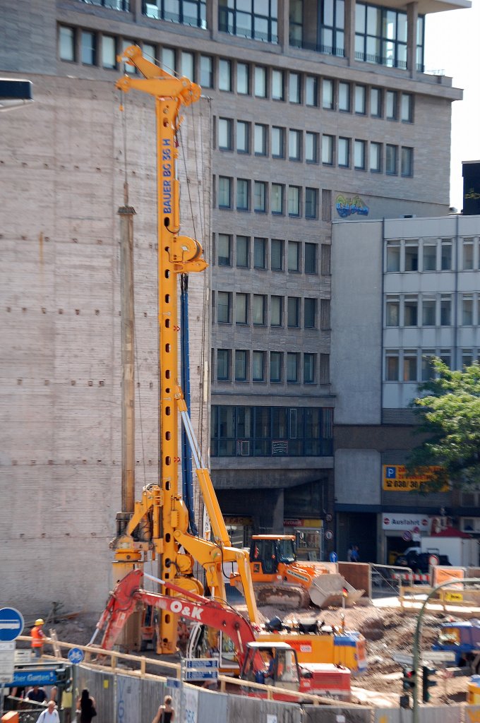 Bevor das Bauvorhaben direkt gegen�ber dem Bhf. Zool.Garten in Berlins Westmitte begann waren wie so oft in Berlin erstmal umfangreiche Untergrundarbeiten notwendig und mehere Drehbohrger�te vom Hersteller BAUER im Einsatz, im Bild der Drehbohrer BAUER BG 36 H, ein schon recht gro�es System, 31.07.08   