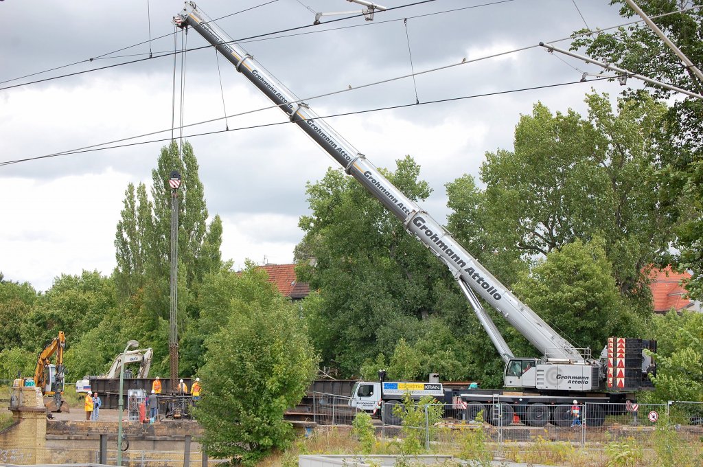 Bildgesamtperspektive des LIEBHERR LTM 1400-7.1 der Fa, Grohmann-Attollo beim Br�ckenabbau 22.08.08 Berlin-Pankow.