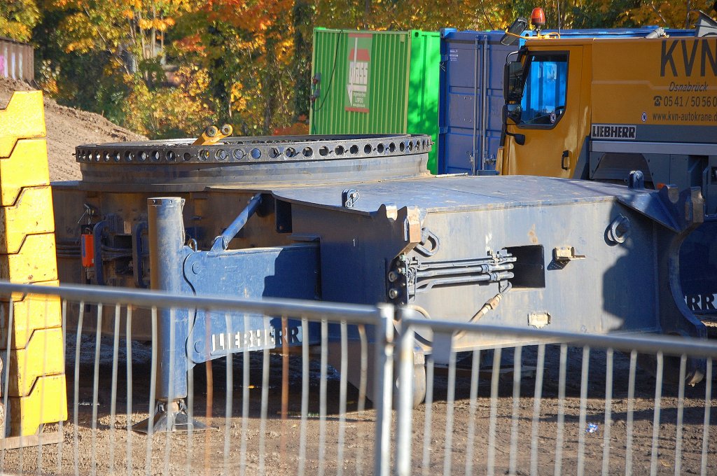 Bis jetzt ist nur die Grundplatte mit der Drehachse und Ballastgewichte und einige Gittermastteile des LIEBHERR Raupenkran am S-Bhf. Berlin Sch�neberg zu sehen, 23.10.10 