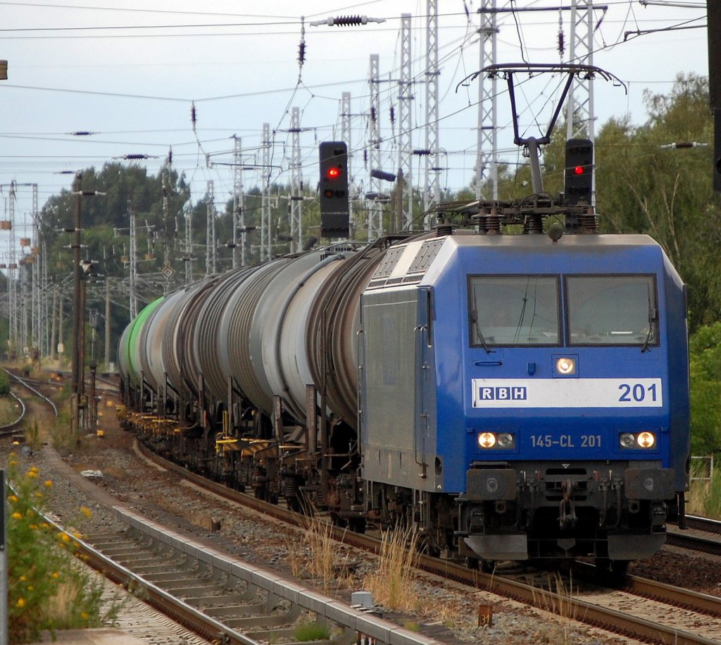 Bis vor kurzem viele Jahre f�r RBH unterwegs, RBH 201 Alpha Trains Leasinglok 145-Cl 201 (91 80 6145 097-2 D-ATLD, Bj.2001) mit Kesselwagenganzzug Richtung Karower Kreuz Berlin, 09.07.08 