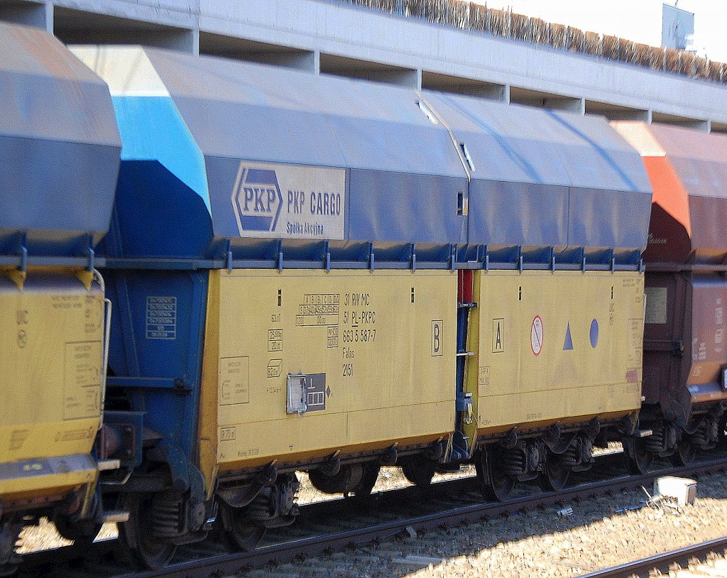 Blau-gelber polnischer Sch�ttgutwagen eingestellt mit der Nr. 31 RIV MC 51 PL-PKPC 663 5 587-7 Falns 2151, 07.03.10 Berlin-Landsberger Allee.